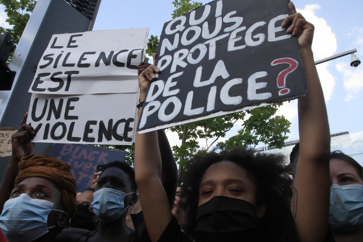 Una protesta a Parigi contro la violenza della polizia foto Ap