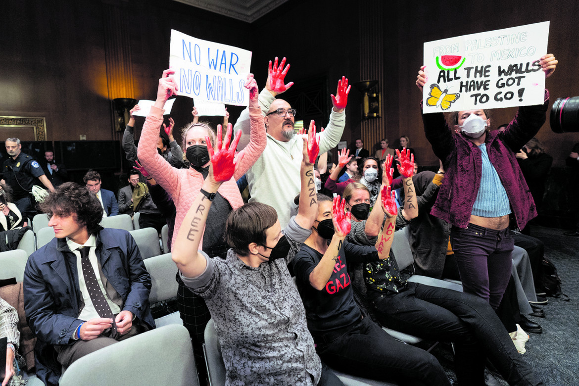 Al Senato Usa irrompe la protesta pacifista: «Cessate il fuoco»