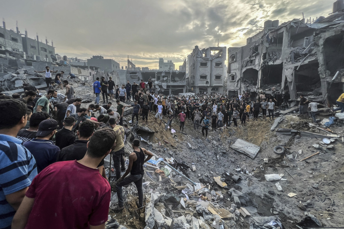 Palestinesi cercano sopravvissuti tra le macerie dopo un attacco aereo israeliano nel campo profughi di Jabaliya, a nord di Gaza City foto Ap