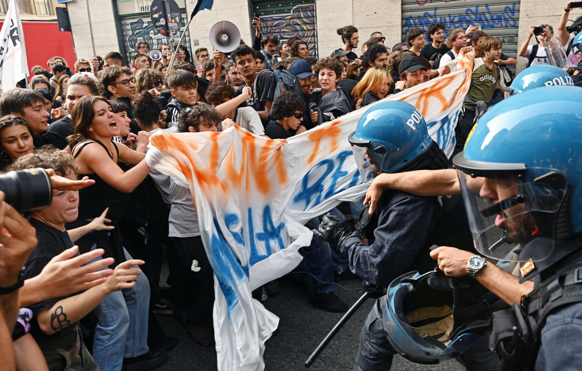 C’è la premier in città, la polizia carica e manganella gli studenti