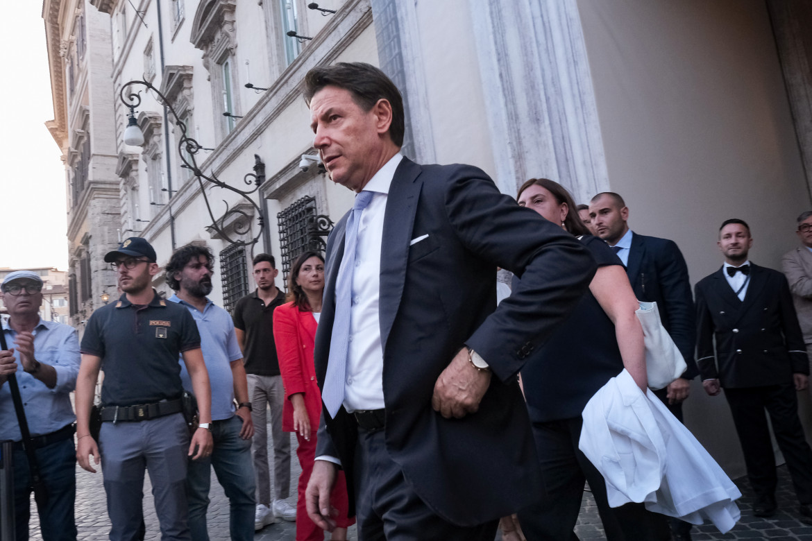 Conte sfida il governo «incapace». Ma incalza i dem su armi e migranti