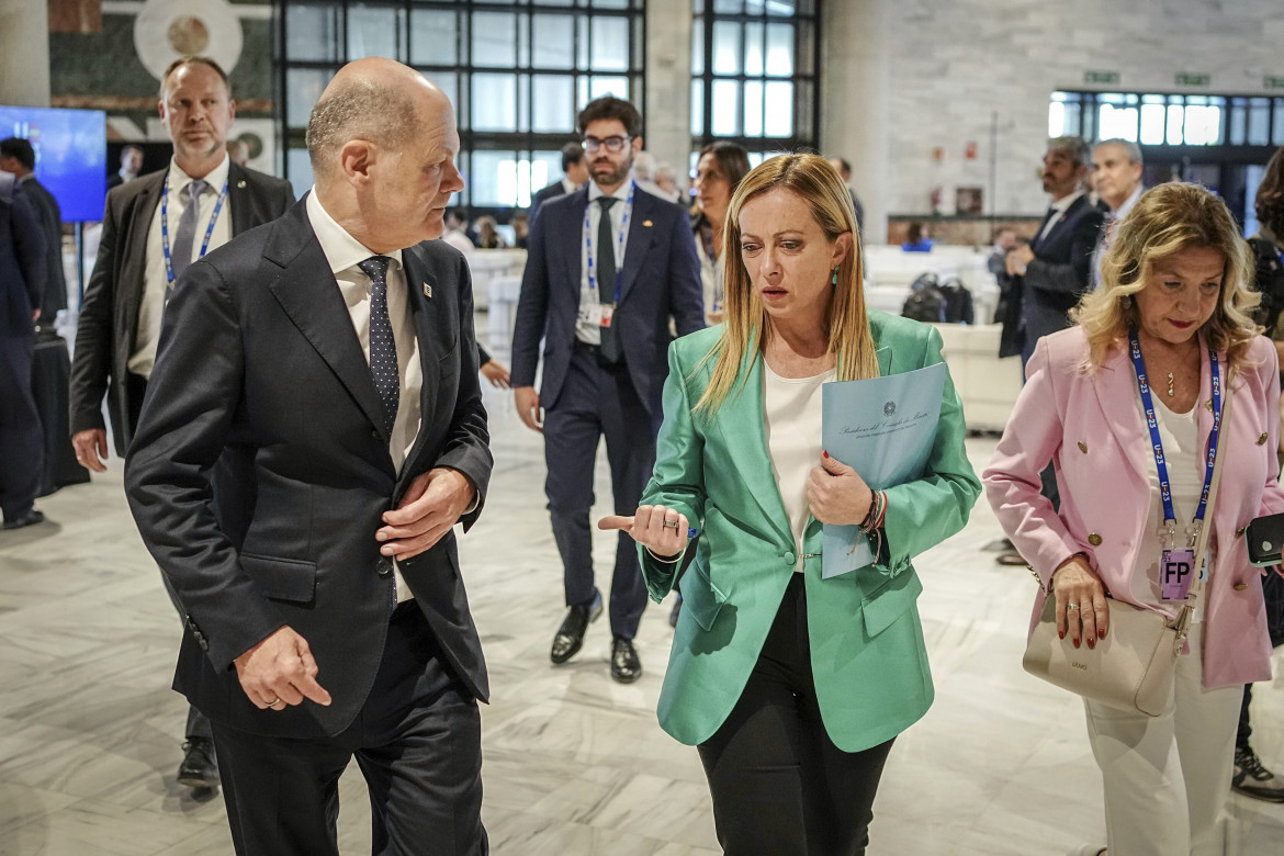 Il cancelliere tedesco Olaf Scholz con la premier Giorgia Meloni ieri al vertice di Granada foto Ap/ Kay Nietfeld