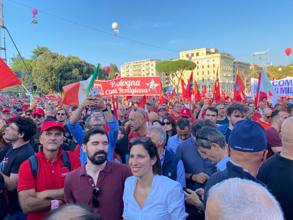 La piazza abbraccia Schlein: «Resta così, non farti sciupare»