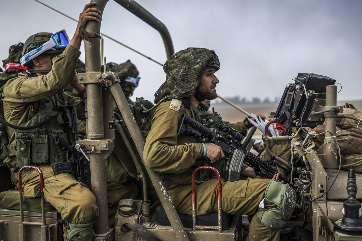 Soldati israeliani nella città meridionale di Sderot foto Ap/Ilia Yefimovich