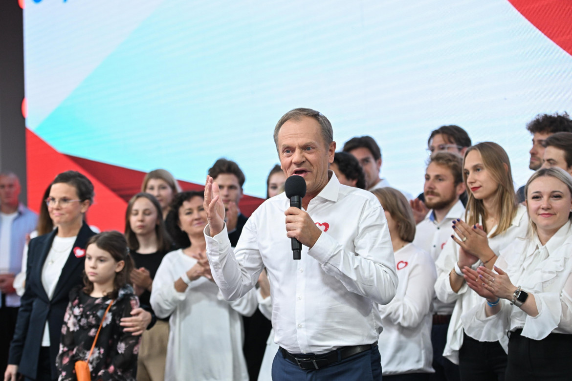 Donald Tusk a Varsavia durante la notte elettorale foto Epa