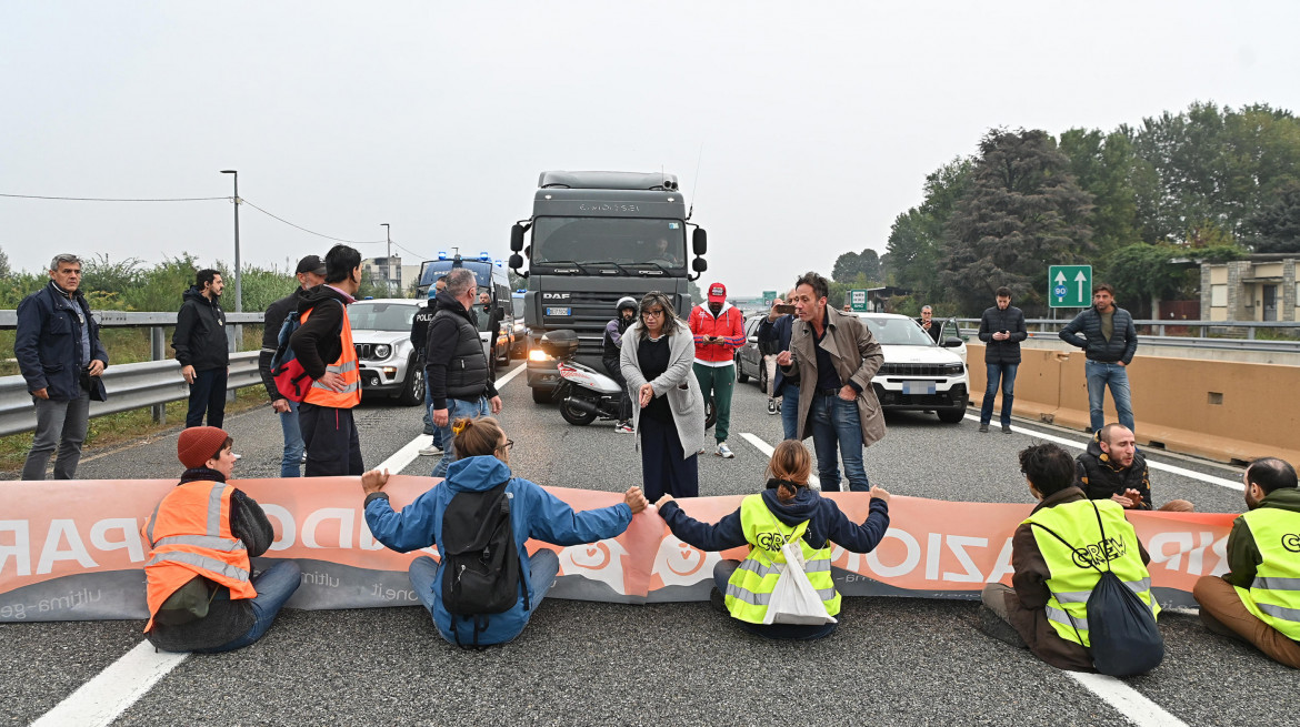 Ultima generazione blocca l’autostrada A4