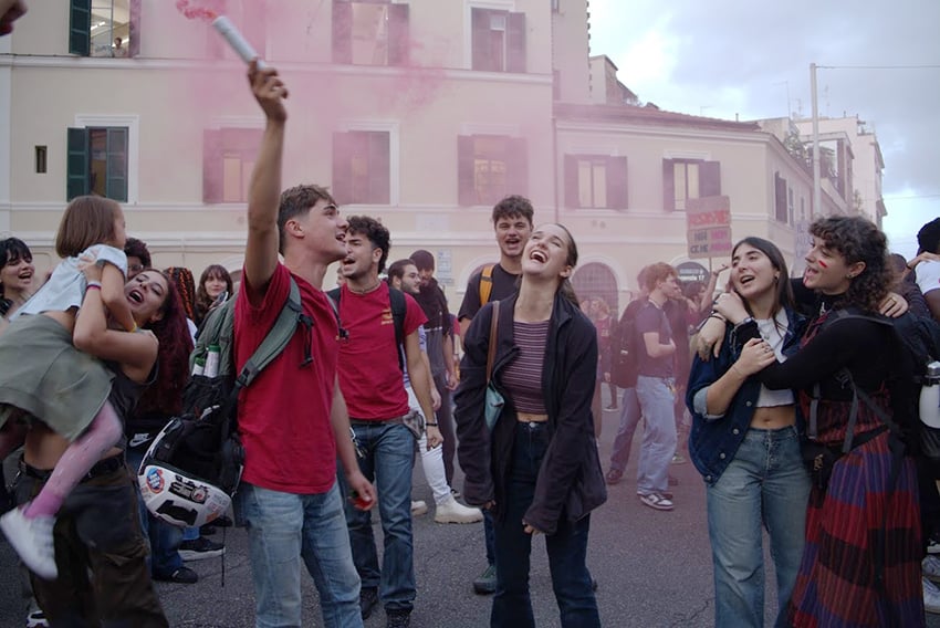 Giovani che frequentano spintime si preparano per ciò che definiscono una bella lotta foto di Federica Rossi