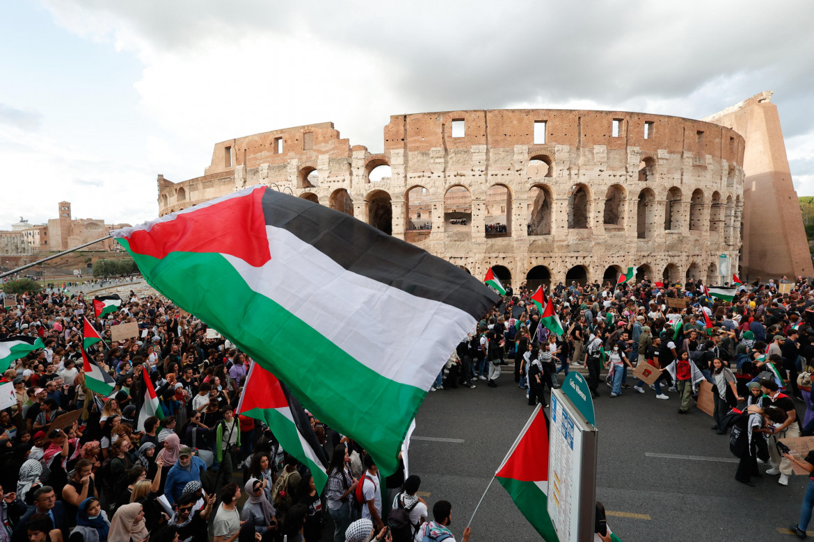 Un momento del corteo della manifestazione davanti al Colosseo foto Ansa