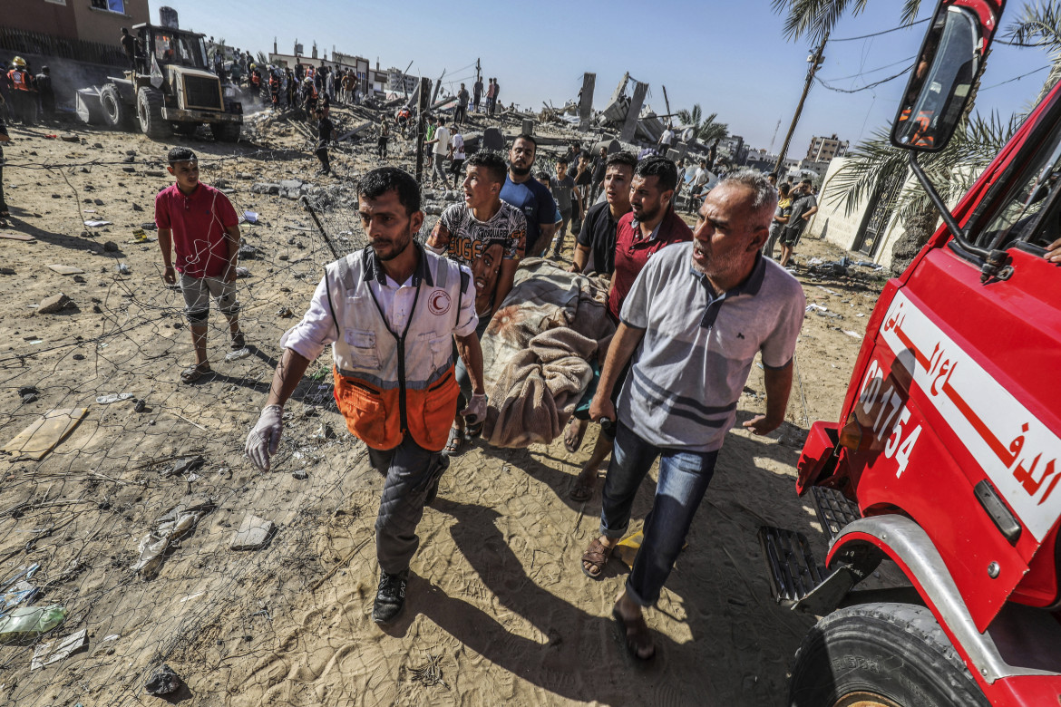 Palestinesi trasportano un corpo su una barella in seguito a un bombardamento israeliano nel campo profughi di Rafah, nel sud della Striscia di Gaza - Foto di: Abed Rahim Khatib/AP Images