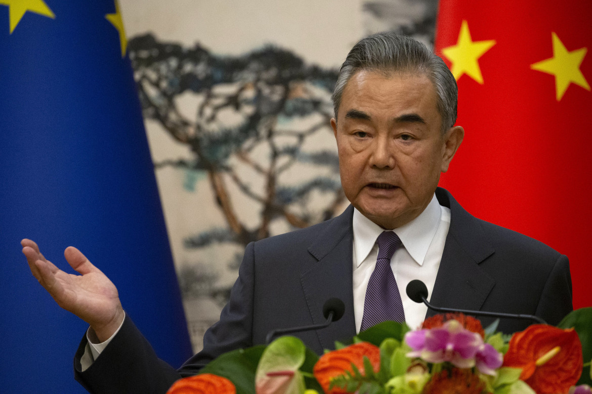 Avanti con la pax cinese, Wang Yi incontra Kuleba