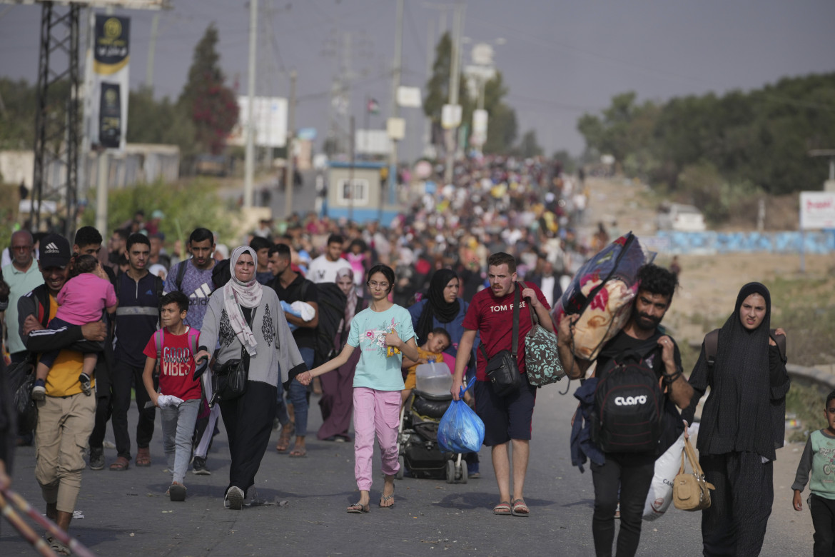 La colonna di palestinesi in fuga da Gaza City si dirige verso il sud della Striscia sulla Salah al-Din Street foto di Hatem Moussa/Ap