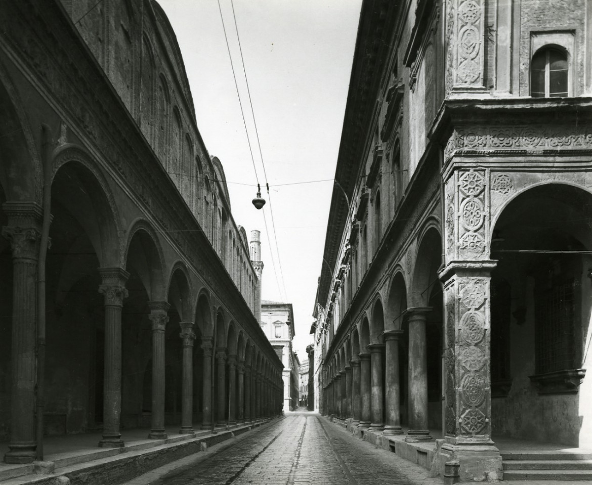 Le voci longhiane dietro la scena, in via Zamboni