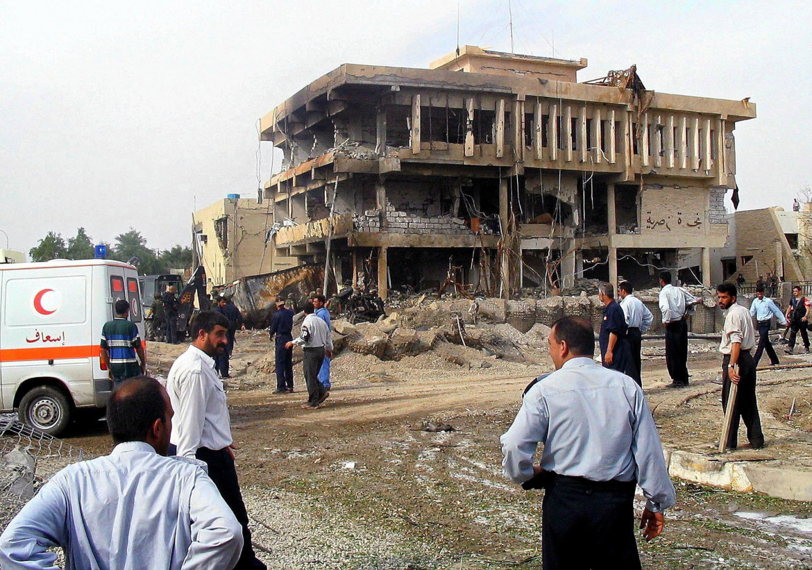 Il quartier generale dei carabinieri a Nassiriya dopo l’attentato del 12 novembre 2003 foto Ansa