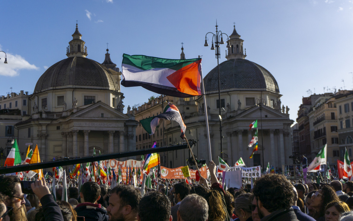 Due bandiere palestinesi apparse ieri nella piazza del Pd