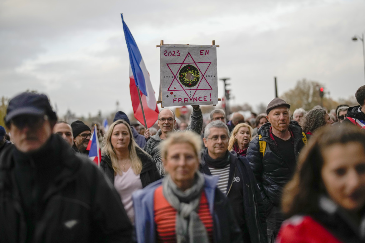 Parigi, 200mila in corteo e l’ultradestra si sdogana