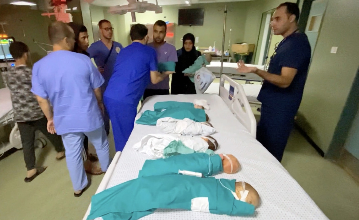 Un frame del video che mostra i neonati prematuri rimossi dalle incubatrici e trasferiti in un altro dipartimento dell’ospedale Al Shifa di Gaza City foto di Anadolu via Getty Image