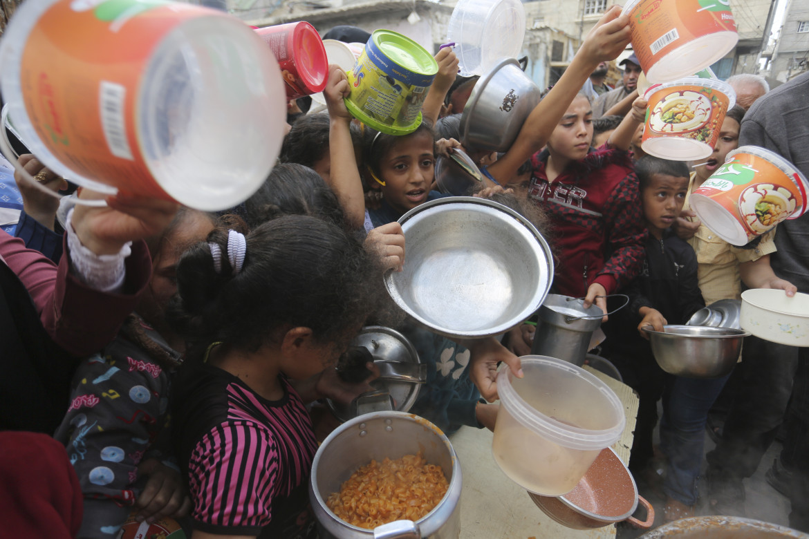 In fila per il cibo a Rafah foto Ap/Hatem Ali