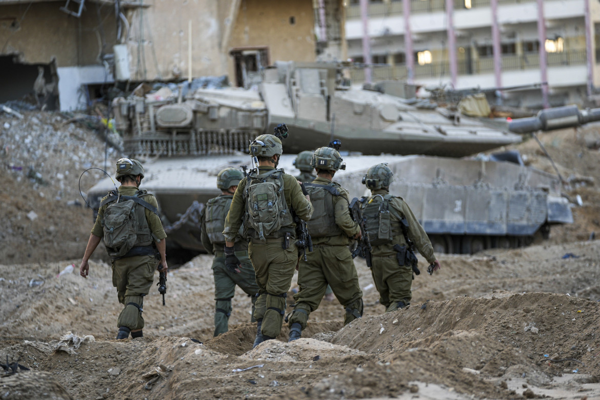 Una pattuglia israeliana all’interno di Gaza City foto Ap