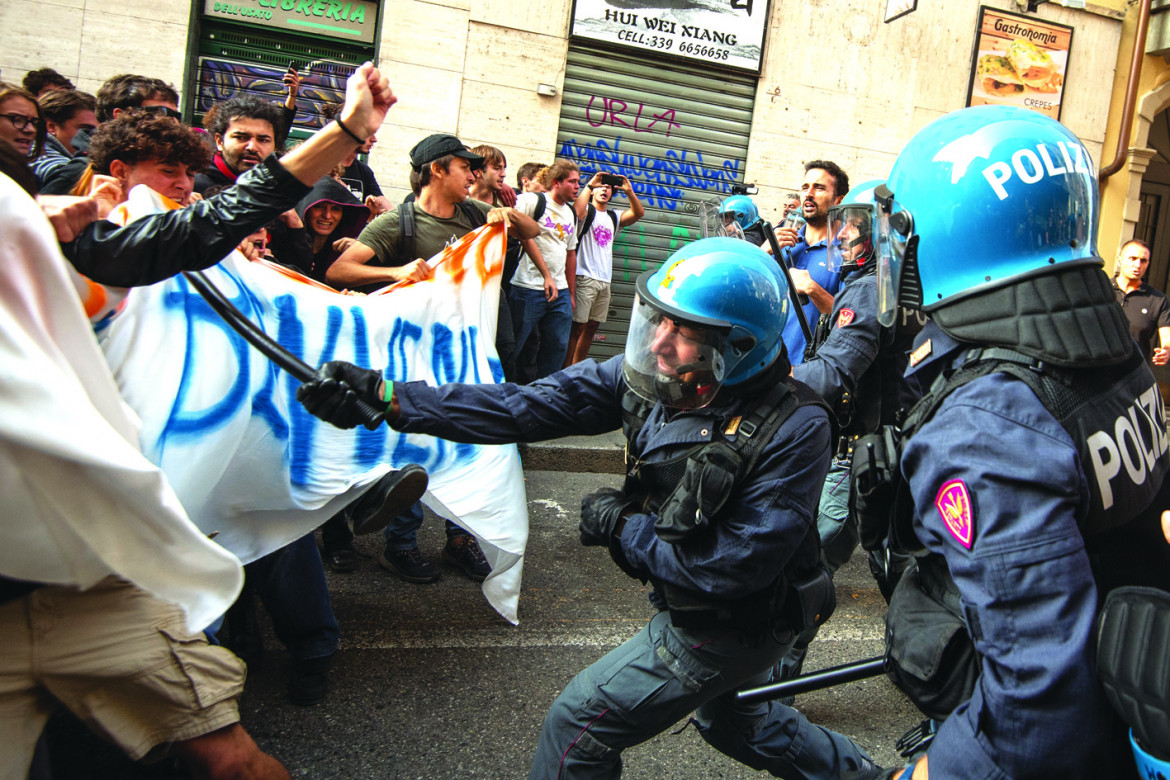 Scontri tra manifestanti e la polizia a Milano foto LaPresse