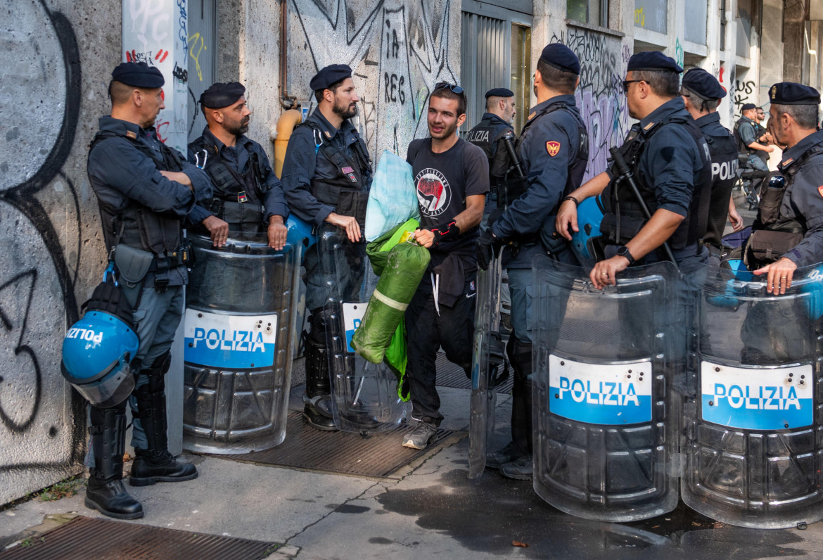 Uno sgombero a Milano da parte della polizia foto Ansa