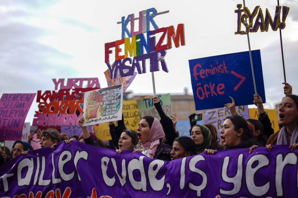 La manifestazione contro la violenza maschile in Turchia, foto Ap