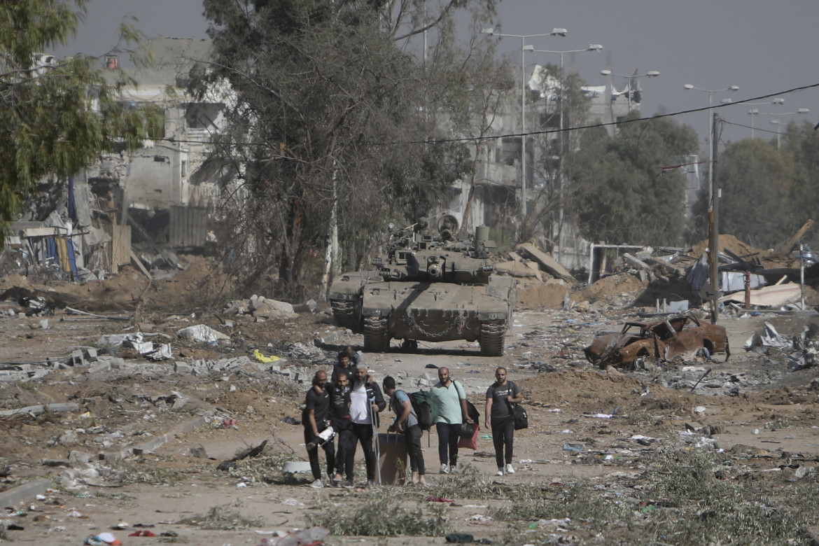 Palestinesi fuggono nel nord di Gaza mentre i carri armati israeliani bloccano la strada Salah al-Din nella Striscia di Gaza durante il cessate il fuoco di quattro giorni foto Ap