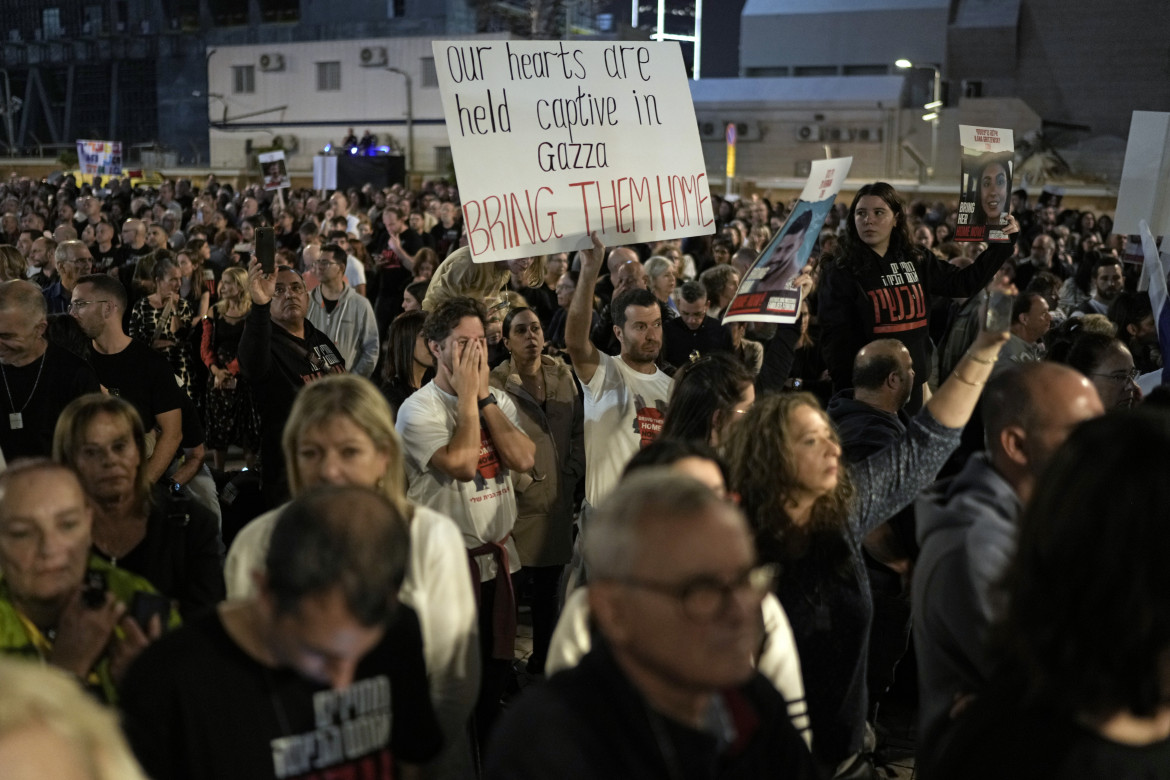 La manifestazione di ieri di fronte al Museo di Tel Aviv foto Ap