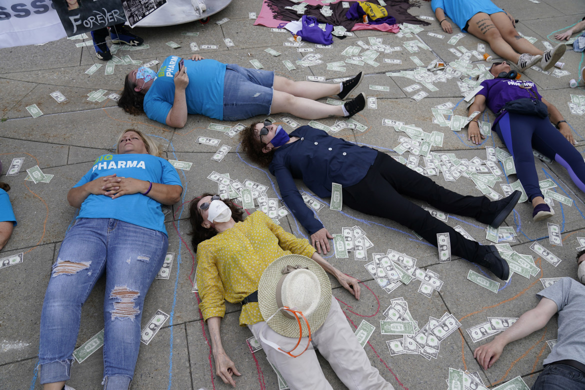 Protesta di Nan Goldin (al centro a destra) contro Purdue Pharma nel 2021, foto Seth Wenig /Ap