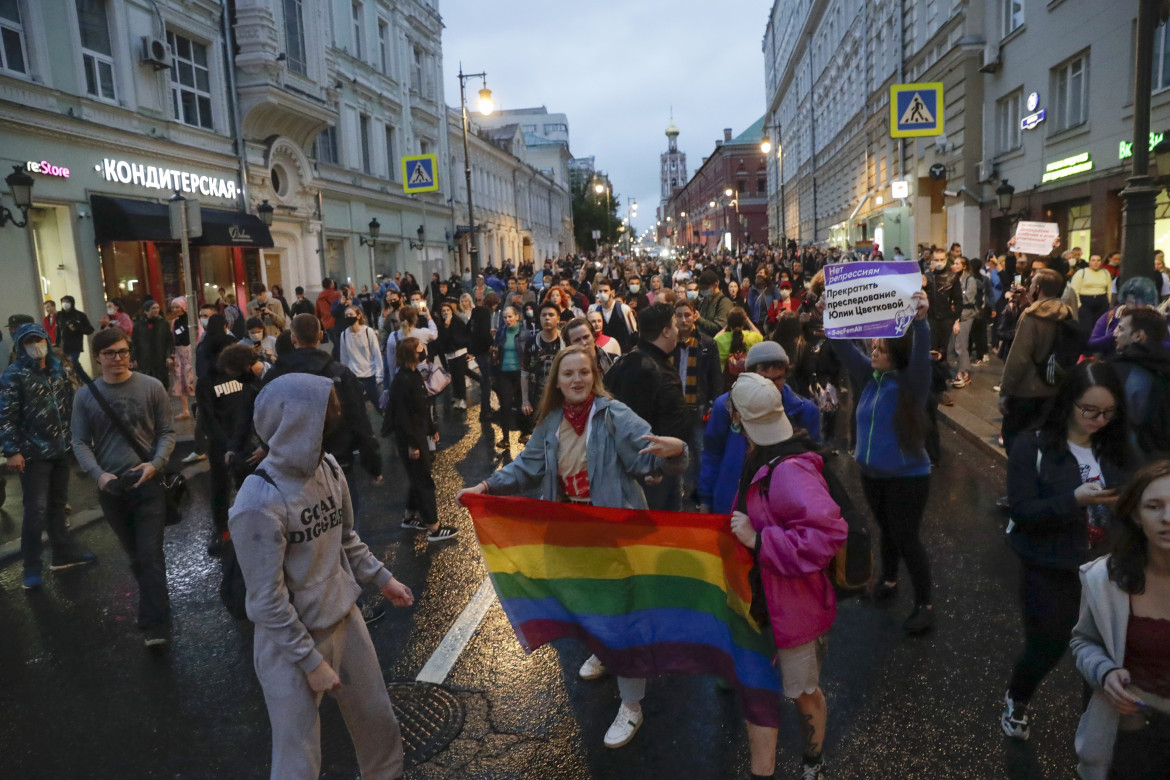 Una manifestazione Lgbt+ a Mosca foto Ap