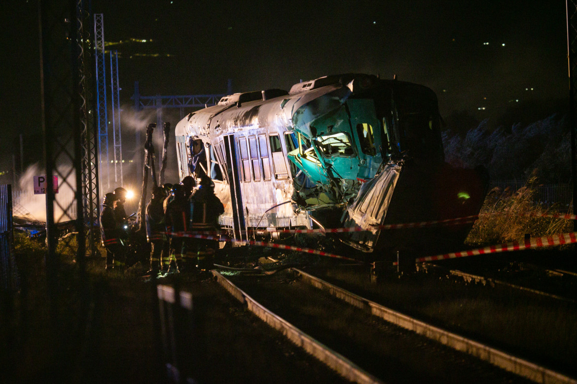 L’incidente tra un treno e un camion sui binari del passaggio a livello di Corigliano Rossano foto di Alfonso Di Vincenzo/Getty Images