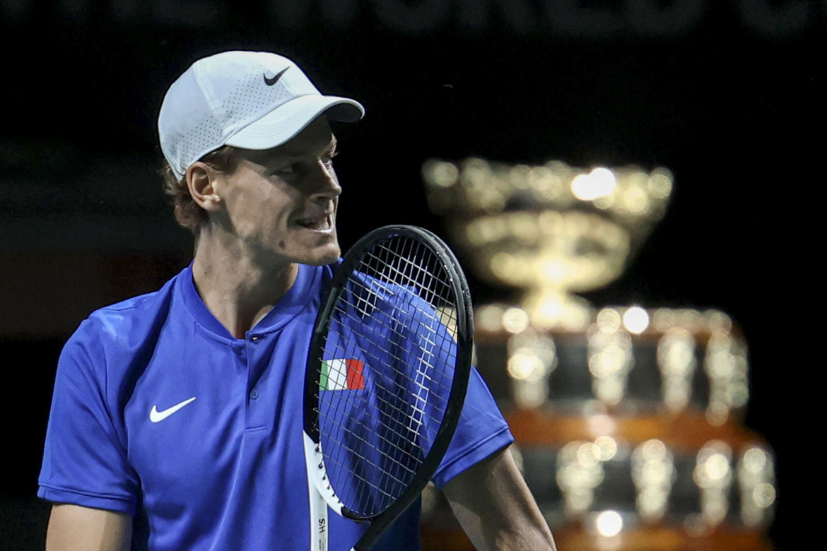 Jannick Sinner nella finale di Coppa Davis contro l'Australia, che ha portato l'Italia alla vittoria dopo 47 anni, foto Jorge Zapata /Epa via Ansa