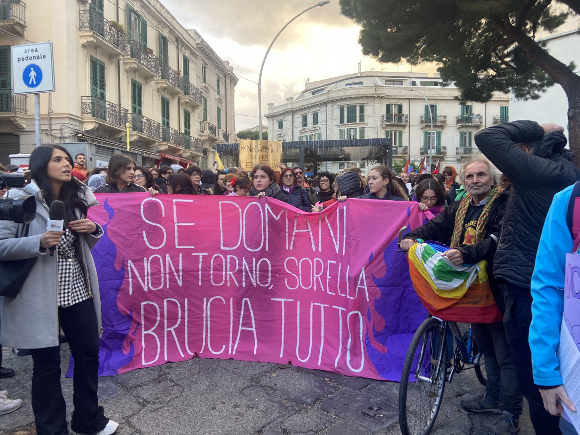 Partecipanti al corteo NUDM di Messina, foto di Adriana Pollice