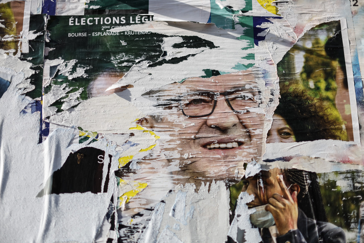 Un poster strappato di Jean-Luc Mélenchon foto Ap