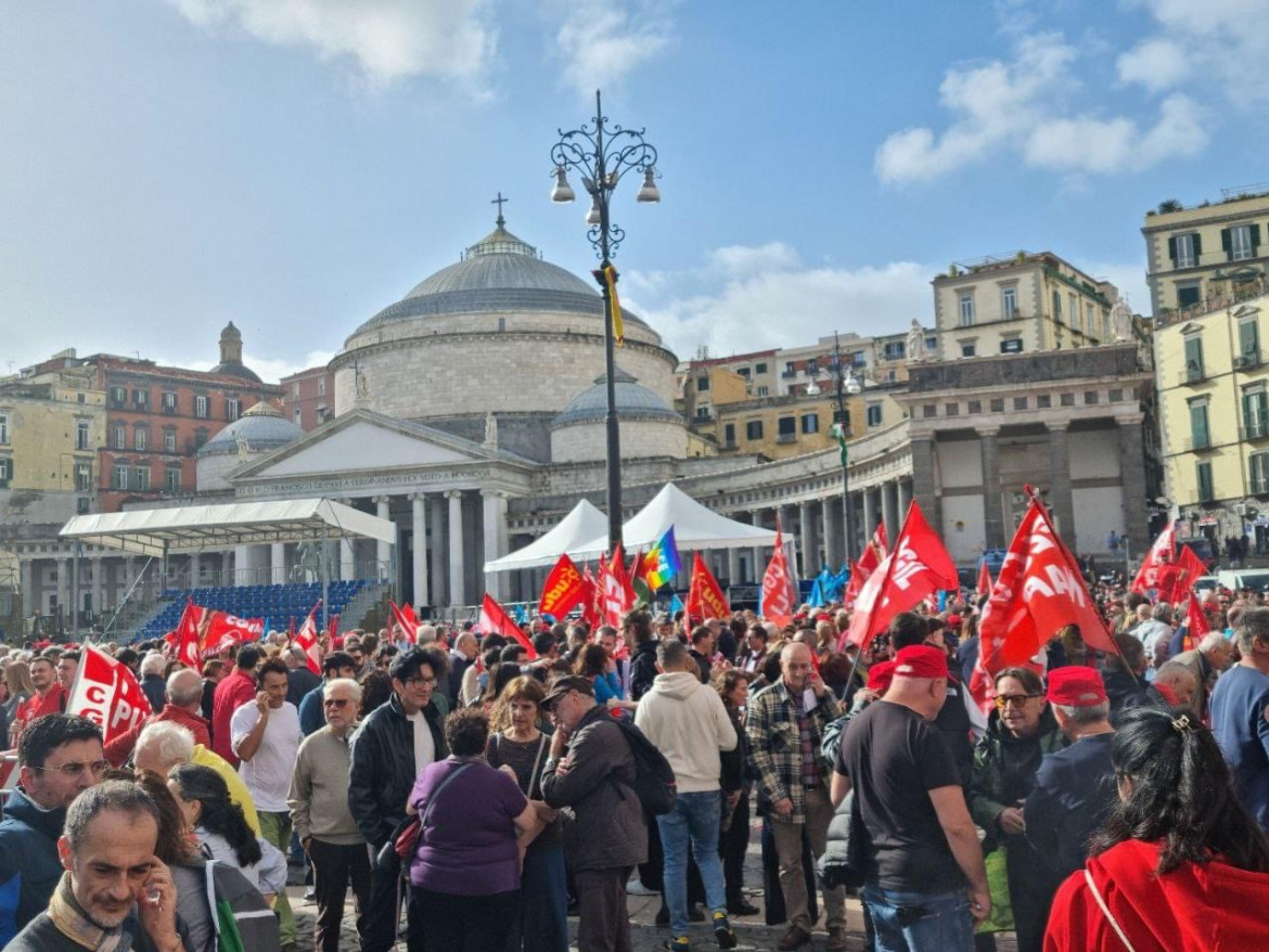 Cgil-Uil, il presidio di Napoli contro la manovra: «La Campania pagherà il prezzo più alto»