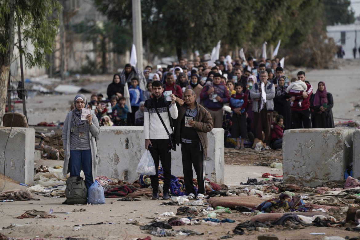 Palestinesi fuggono nel sud della Striscia di Gaza, alla periferia della città di Gaza, durante i bombardamenti israeliani (Victor R. Caivano, Ap)