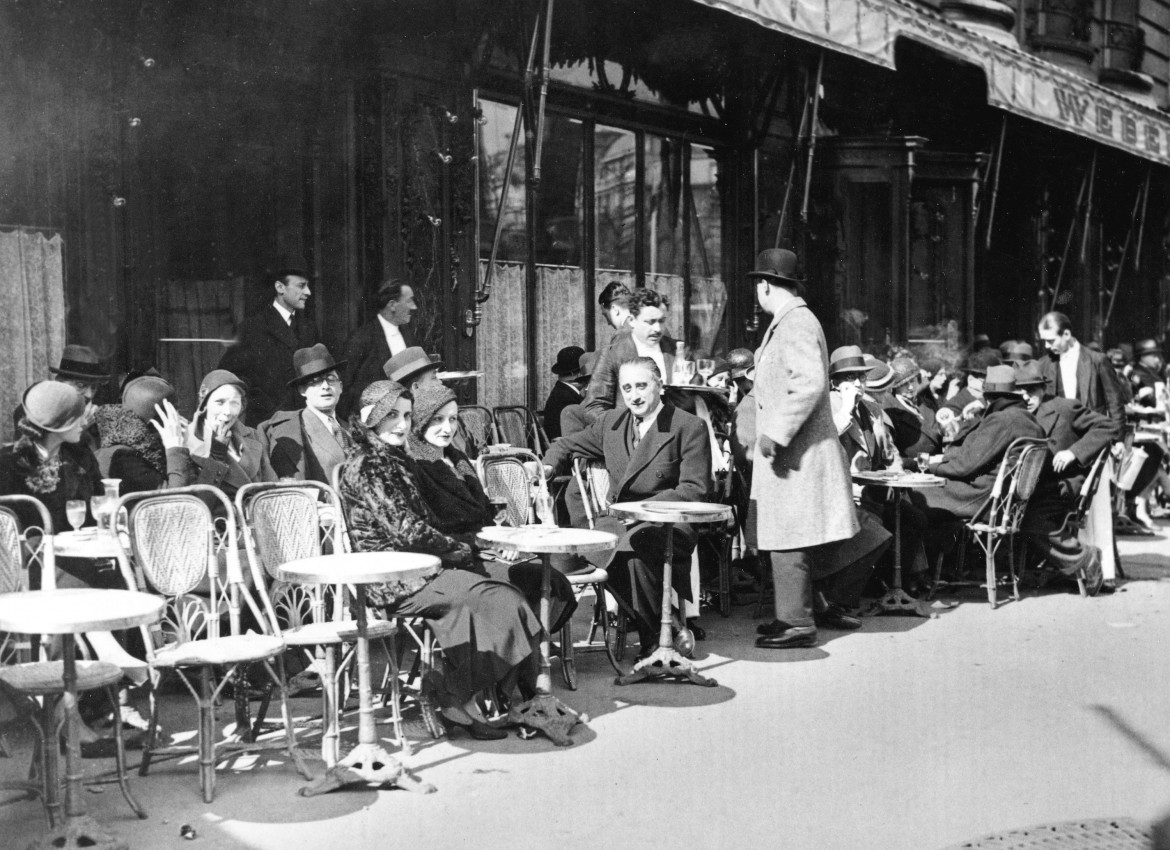 Avventori del Café Weber di Rue Royale, a Parigi, negli anni Trenta. Foto Getty