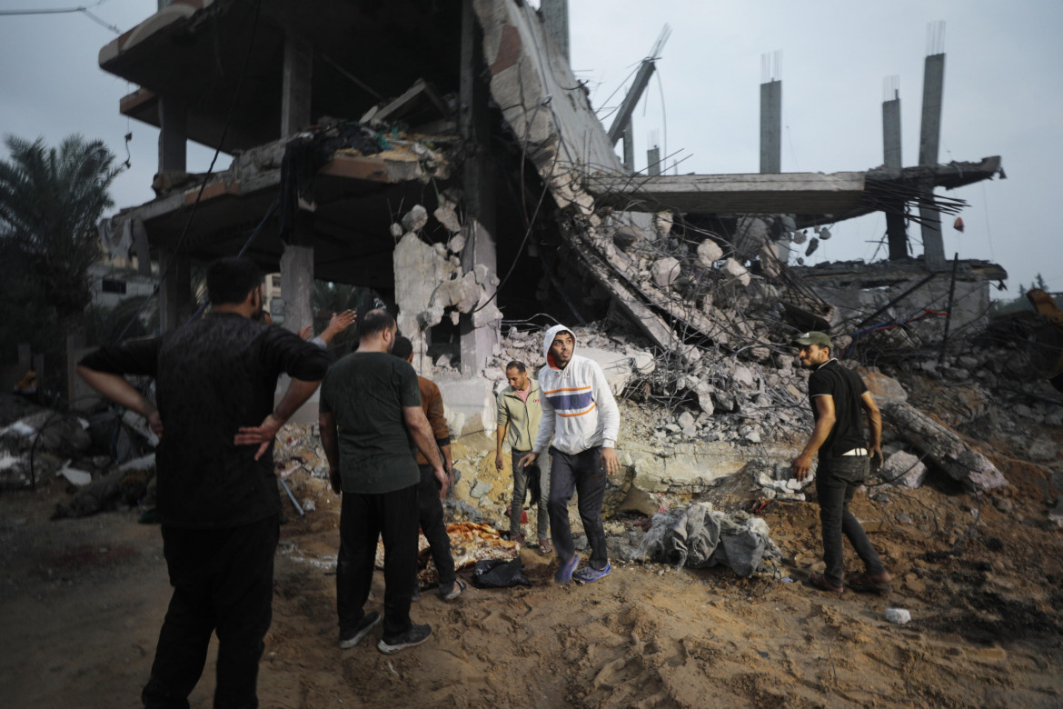 Le macerie degli edifici di Deir al-Balah, nel centro di Gaza foto Epa/Mohammed Saber