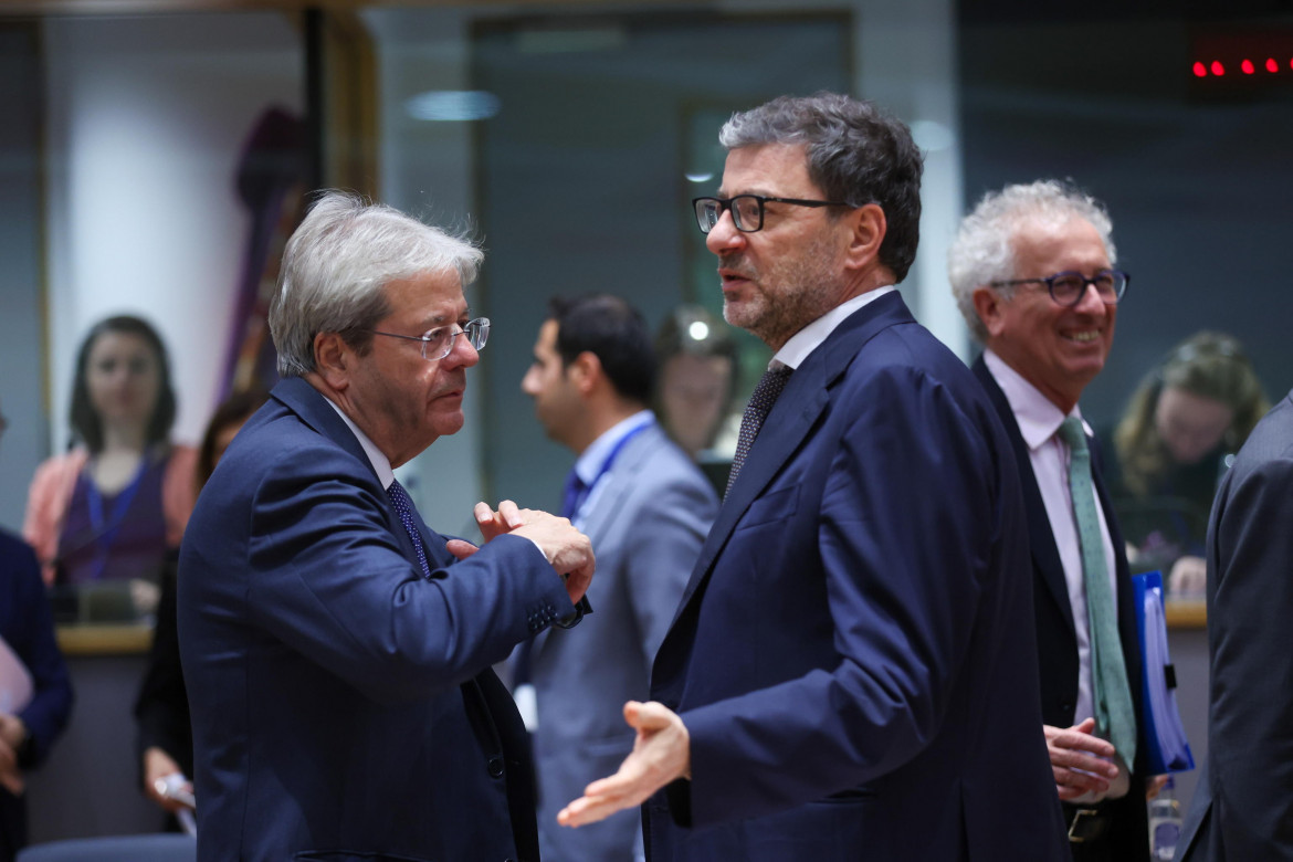 Il commissario Ue Paolo Gentiloni e il ministro dell’Economia Giancarlo Giorgetti foto Epa