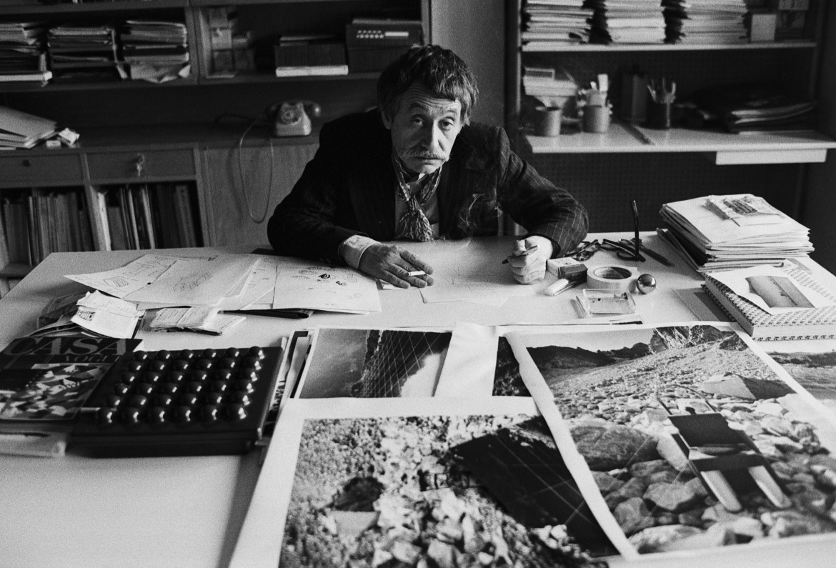 Ettore Sottsass,  assicelle e bandierine, le azioni elementari