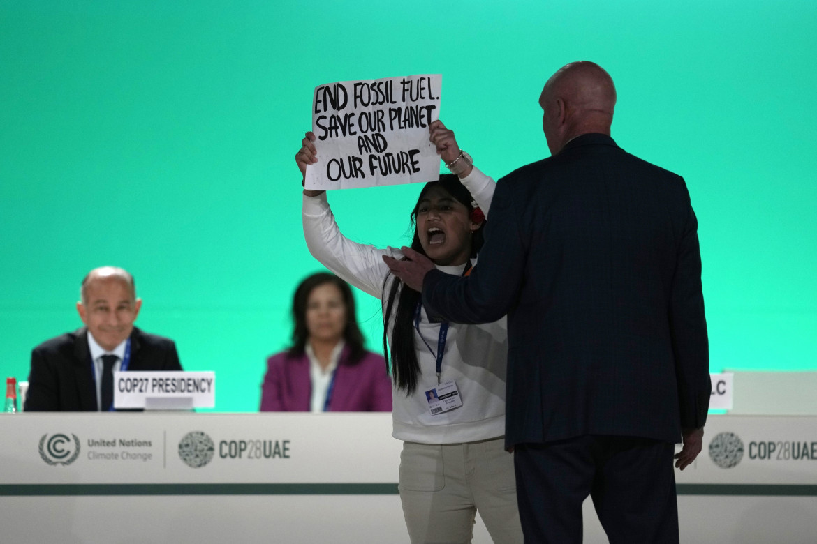 Dubai, la protesta dell’attivista indiana Licypriya Kangujam sul palco della Cop28