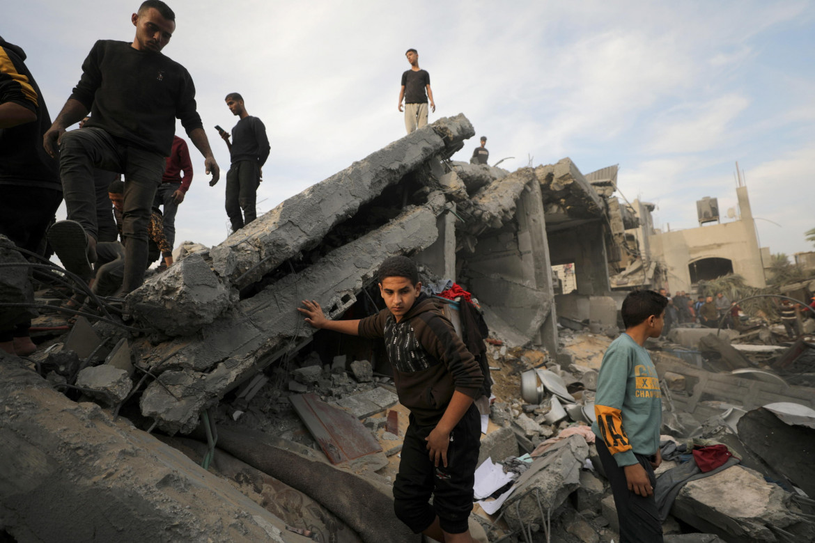 Alla ricerca di sopravvissuti tra le macerie della casa della famiglia Baraka a Deir al Balah, nel centro di Gaza