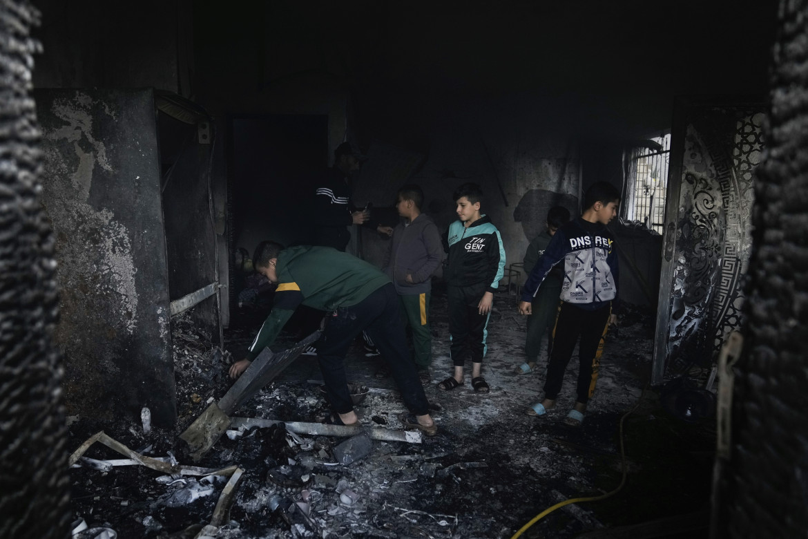 Una casa data alle fiamme nel campo profughi di Jenin foto Ap/Majdi Mohammed