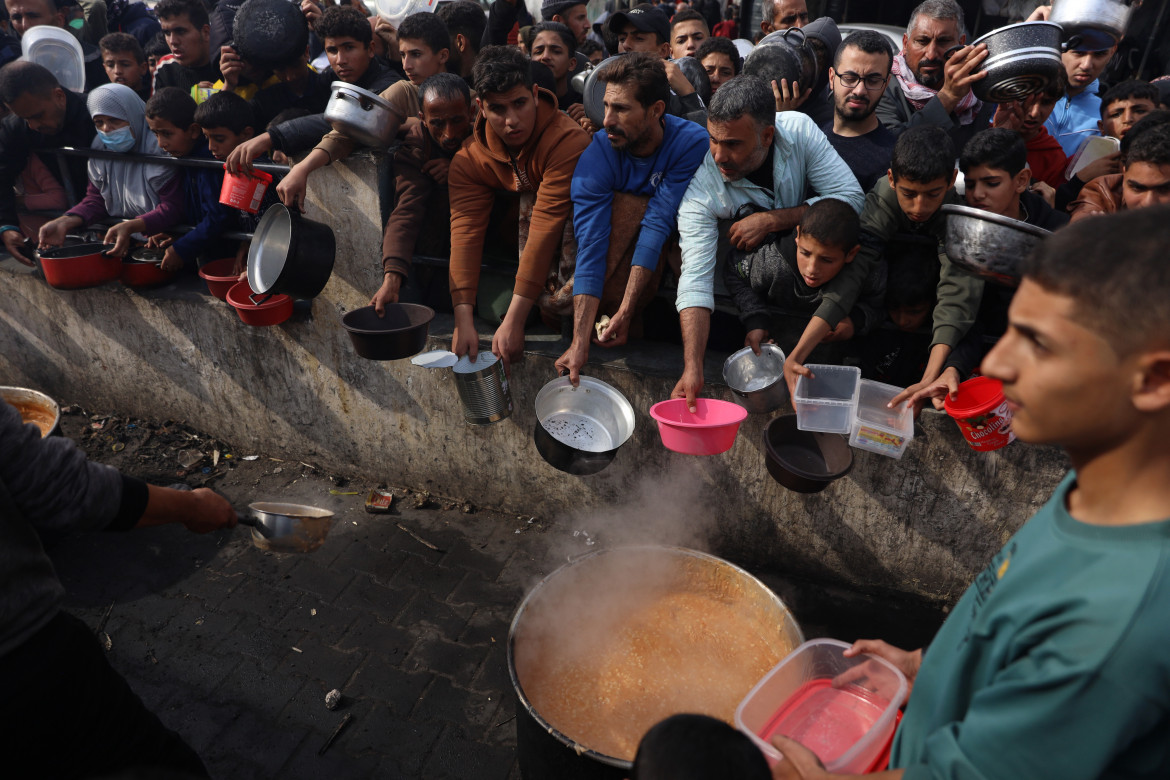 In fila per il cibo a Rafah, nel sud di Gaza foto di Ahmad Salem/Bloomberg via Getty Images