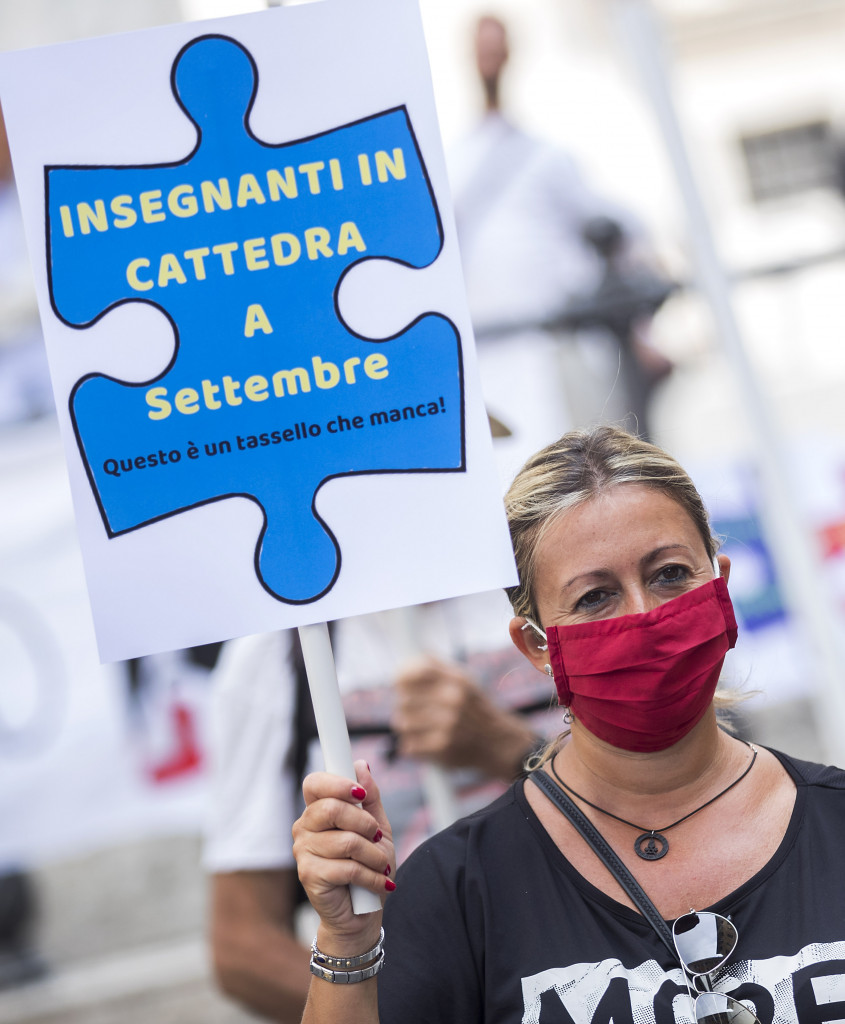 La scuola è rosa: precariato, salari bassi e straordinari non pagati