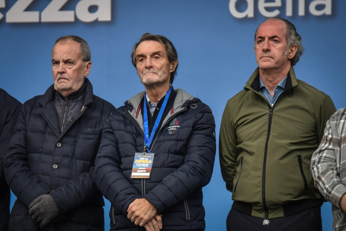 Roberto Calderoli Attilio Fontana e Luca Zaia sul palco di una manifestazione della Lega foto LaPresse