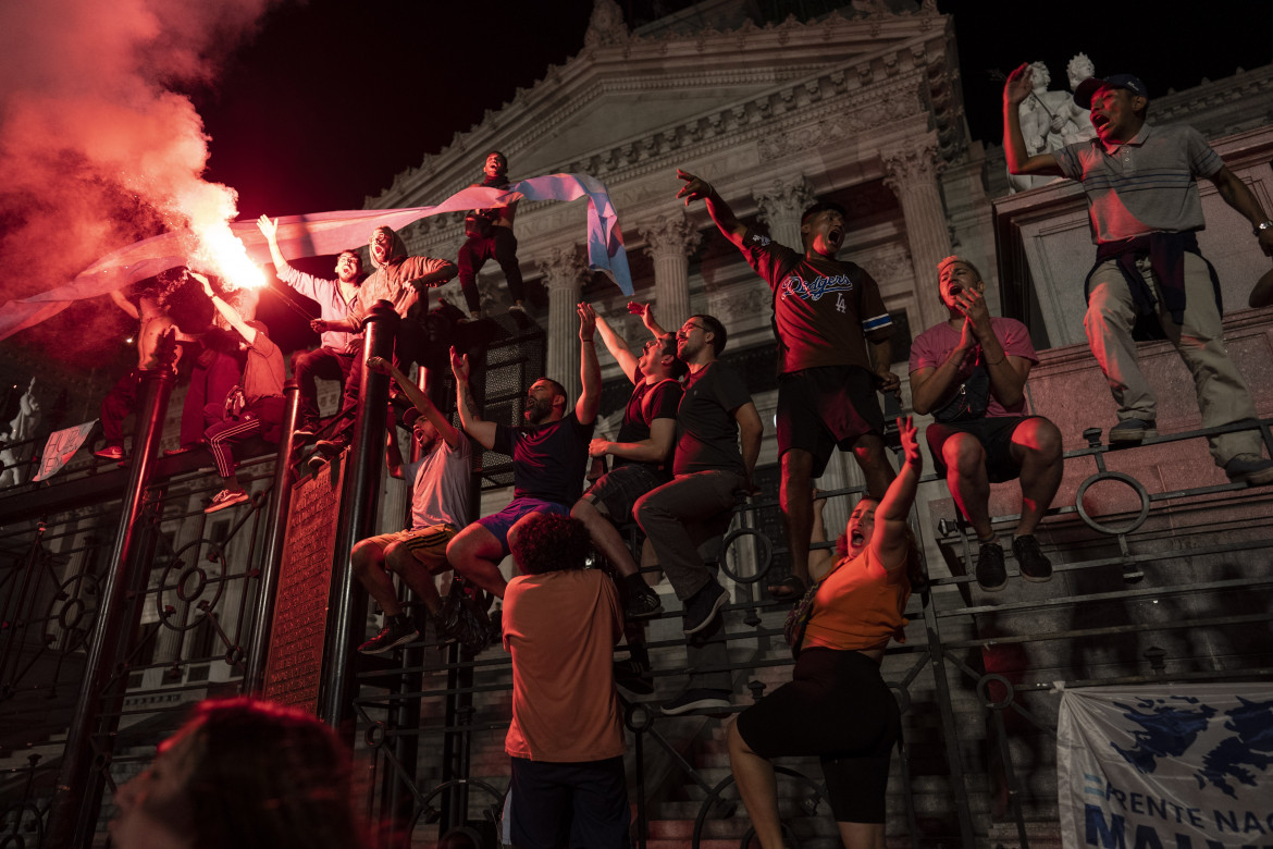 Proteste contro il governo argentino di Javier Milei a Buenos Aires foto Ap/Rodrigo Abd