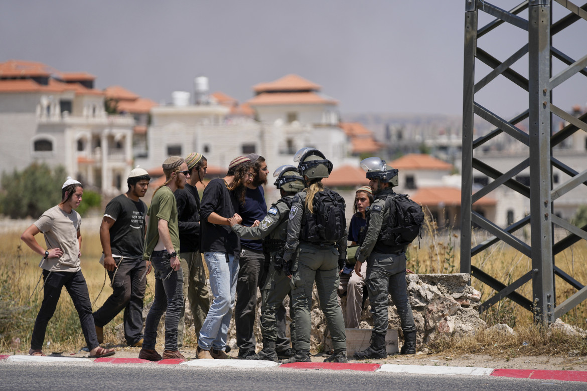 Poliziotti e coloni vicino al villaggio palestinese di Turmus Ayya Ap/Ohad Zwigenberg