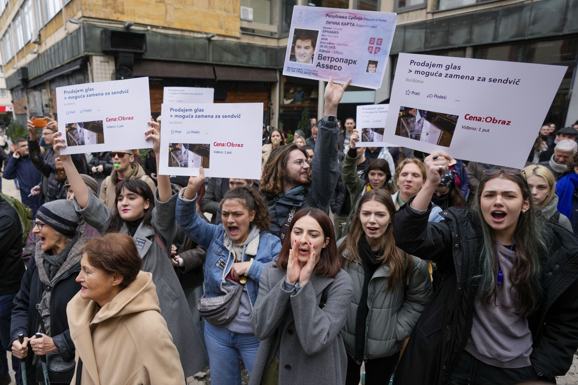 In Serbia la protesta per il «voto rubato» incalza, ma Vucic tira dritto. E Mosca è con lui