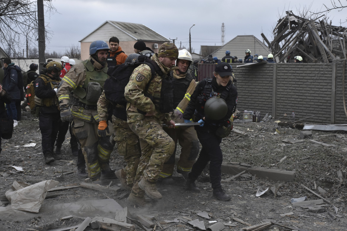 Servizi di soccorso dopo il massiccio attacco russo di ieri su Zaporizhzhia foto Ap