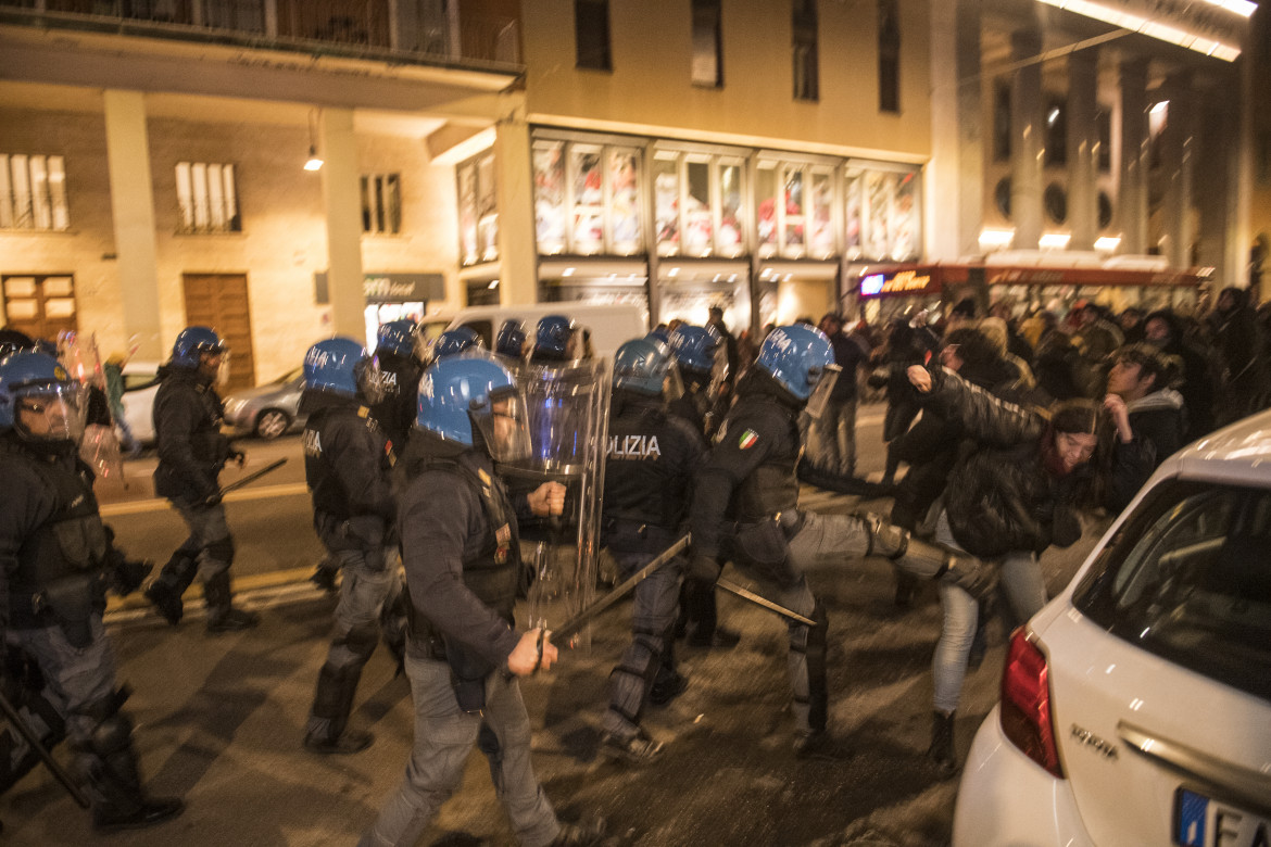 Colpisce all’inguine una manifestante. Poliziotto denunciato per violenza sessuale